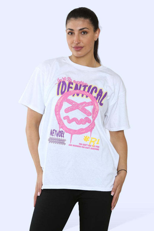 Camiseta Mujer IDENTICAL NETWORK – Estilo Urbano y Atrevido